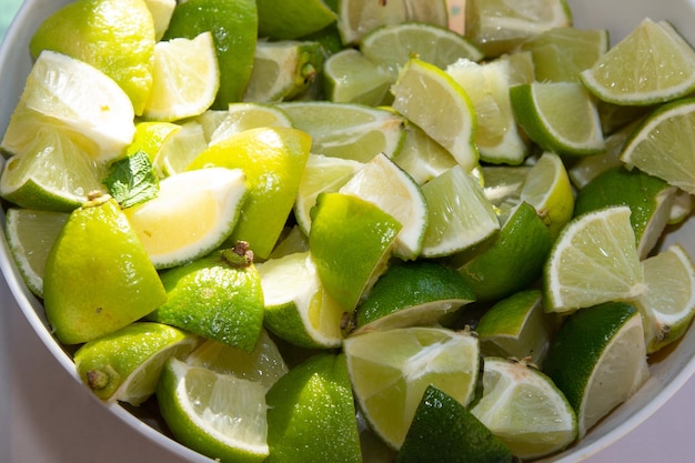 Limones en rodajas cortados en trozos de lima para preparar mariscos y cócteles