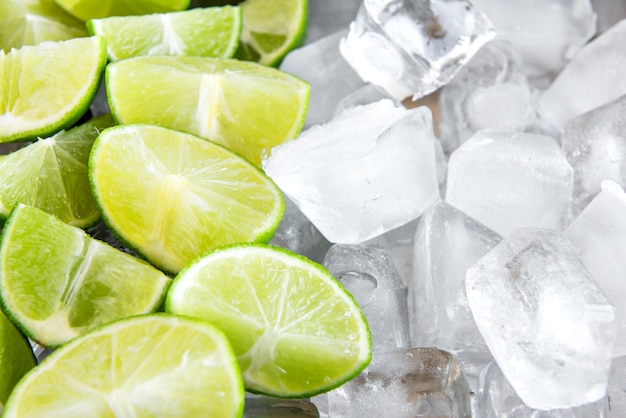 Foto limones en rodajas y textura de fondo de hielo.