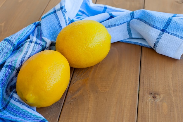 Limones sobre una toalla azul y blanca