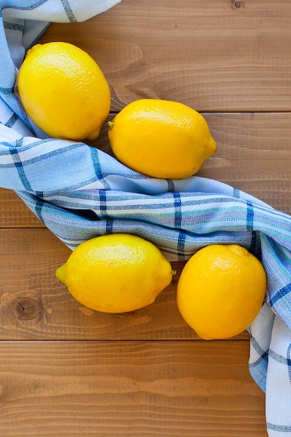 Limones sobre una toalla azul y blanca