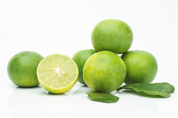 limones en el suelo blanco