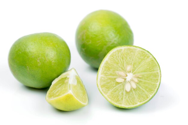 limones en el suelo blanco