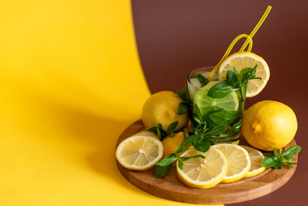 Limones En Una Tabla De Madera. coctel con limon