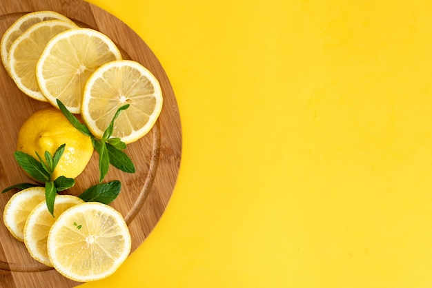 Limones En una tabla de madera.