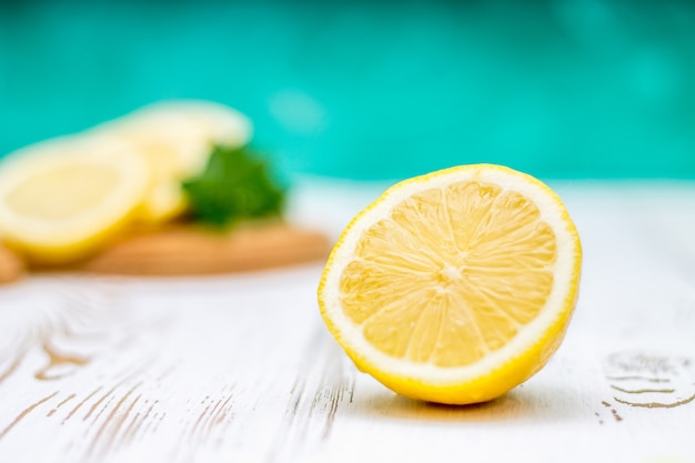 Limones en un tablero en un fondo de madera blanco.