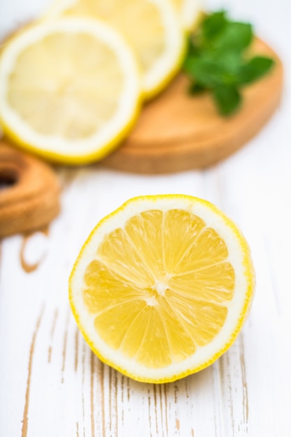 Limones en un tablero en un fondo de madera blanco.