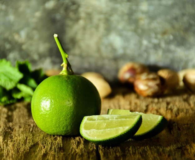 Limones verdes frescos