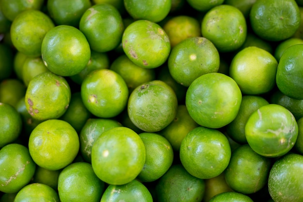 Limones verdes en el mercado.