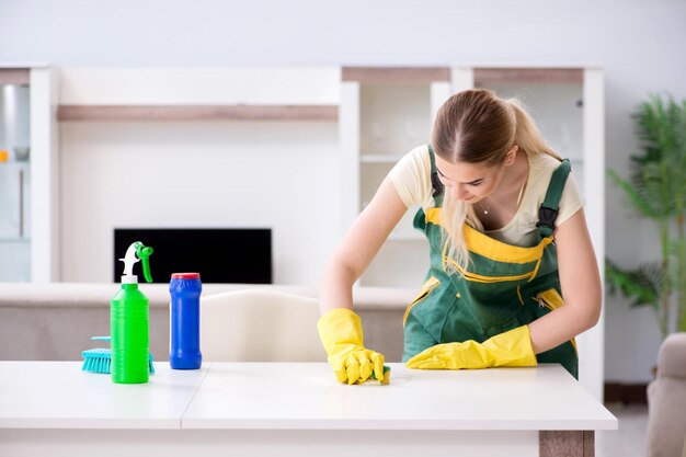 Foto limpador profissional de limpeza de móveis de apartamento