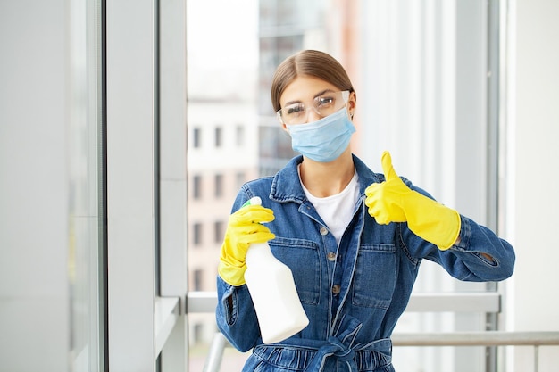 Foto limpador profissional de mulher no escritório de limpeza de máscara médica protetora