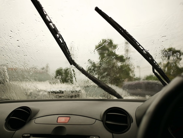 Foto limpadores de pára-brisa de dentro do carro