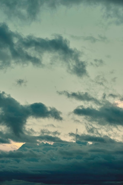 Limpando o céu após a chuva Nuvens de fundo da natureza ao pôr do sol