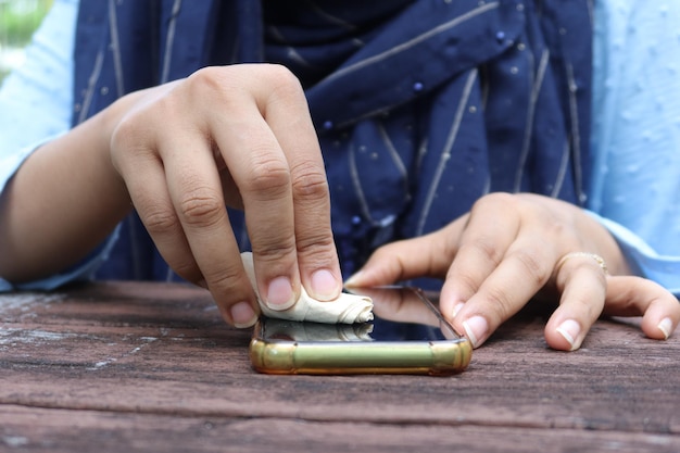 limpar a tela do telefone celular para evitar vírus