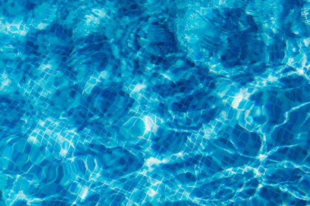 Limpar fundo transparente da água da piscina. Reflexões do sol na água da piscina de cima