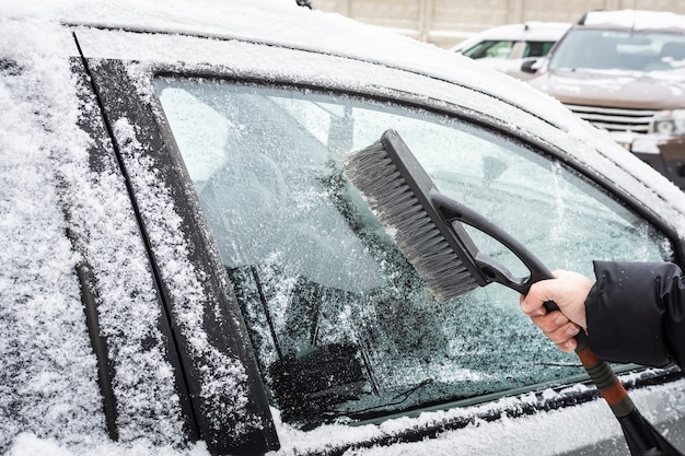 Limpar o carro da neve