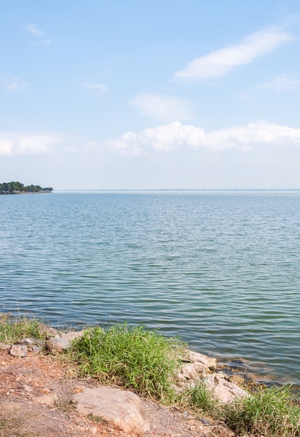 Foto limpar o lago fresco com a pequena onda.