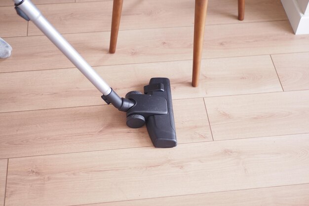 Limpar o pó do chão com um aspirador