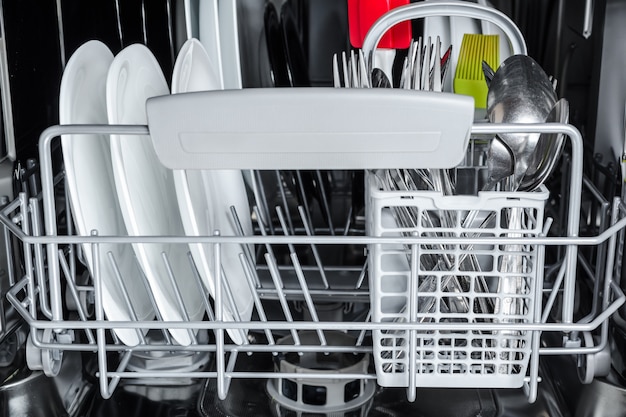 Limpar pratos depois de lavar na máquina de lavar louça