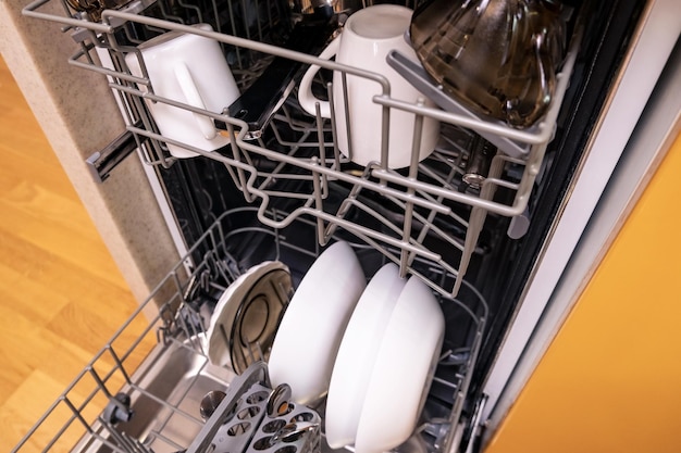 Limpar pratos na lava-louças