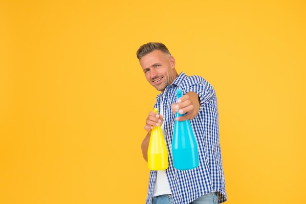 Limpe as janelas externas man segure pulverizadores de névoa limpadores de vidro comerciais não deixe raias remova sujeira e graxa dia de limpeza limpeza de homem dicas de limpeza para desinfetar a casa durante a quarentena