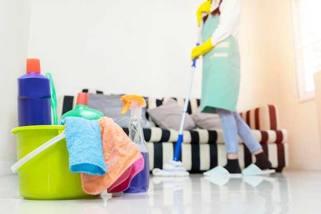 Limpe o conceito de casa Uma mulher bonita que está limpando sua casa esfregando o chão A limpeza é importante A frente é um dispositivo de limpeza