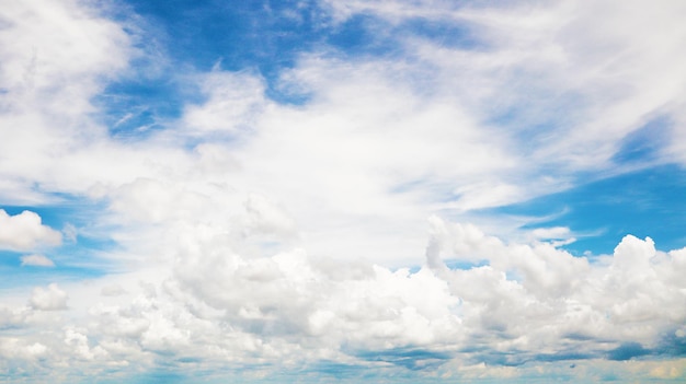 Limpe o fundo do céu azul e nuvens brancas com espaço para decoração e usado para fazer papel de parede ou trazer para o trabalho em design gráfico