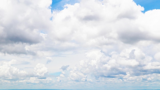 Limpe o fundo do céu azul e nuvens brancas com espaço para decoração e usado para fazer papel de parede ou trazer para o trabalho em design gráfico