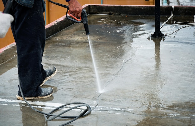 Limpe o piso de cimento com um limpador de alta pressão. rachadura no piso do convés