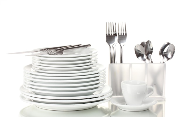 Limpe pratos e talheres isolados em branco