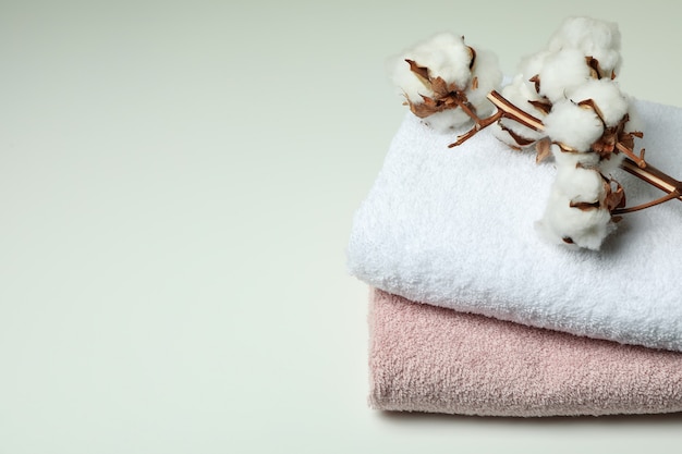 Limpe toalhas dobradas e algodão em branco