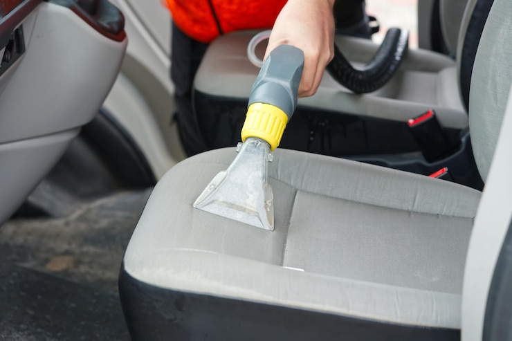 Foto limpeza a seco de carros limpeza química de assentos de tecido cinza claro com método de extração profissional limpeza regular