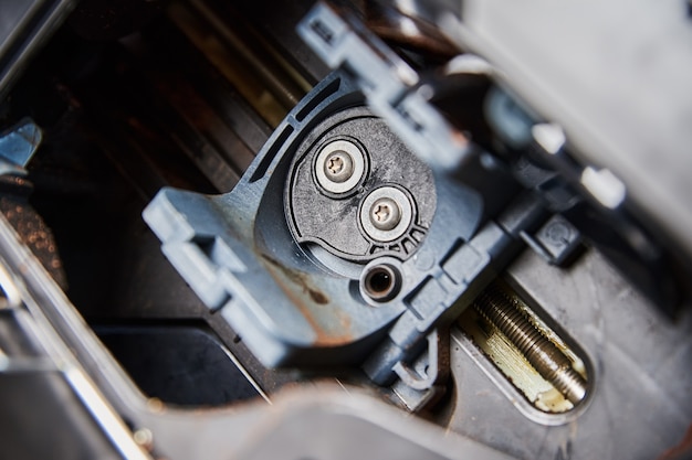 Limpeza automática da máquina de café. Porta aberta na máquina de café para mecanismo de manutenção. Manutenção de eletrodomésticos