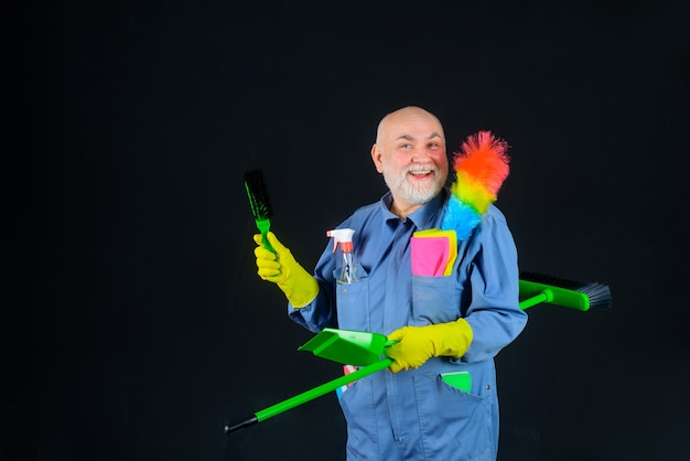 Limpeza da casa hora da limpeza homem sorridente de uniforme com equipamento de limpeza serviço doméstico