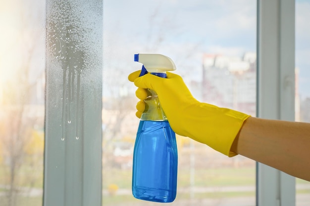 Limpeza da casa Limpeza de janelas sujas com detergente Conceito doméstico