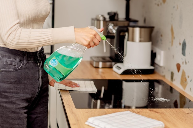 Limpeza da placa de indução com detergente e esponjas