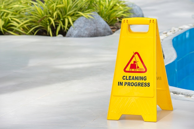 Limpeza das placas de aviso em andamento ao lado da piscina