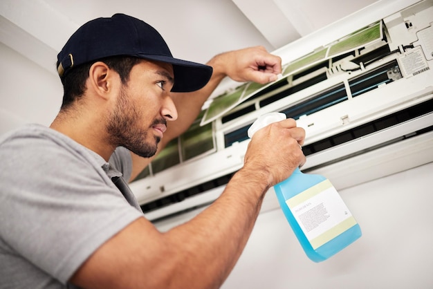 Limpeza de ar condicionado e verificação de homem com máquina elétrica em uma casa com reparo ac Spray de manutenção e lavagem do sistema para inspeção de instalação de ar condicionado em uma casa com empreiteiro