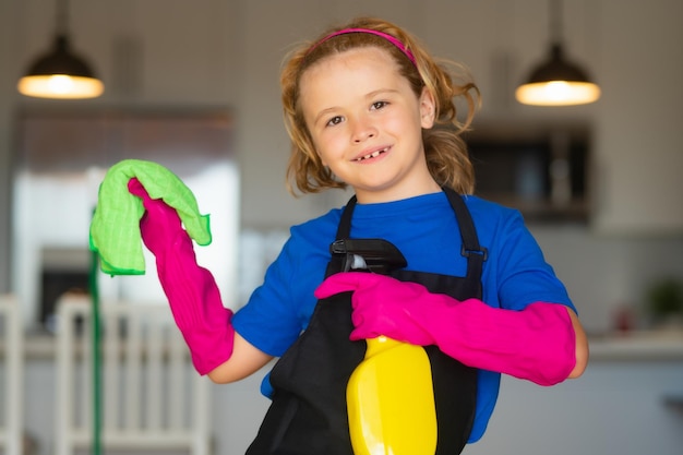 Limpeza de casa Crianças ajudando nas tarefas domésticas Limpando a casa Arrumação em casa Garoto bonito ajudando nas tarefas domésticas no fundo da cozinha