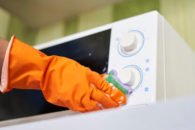 Limpeza de micro-ondas na cozinha