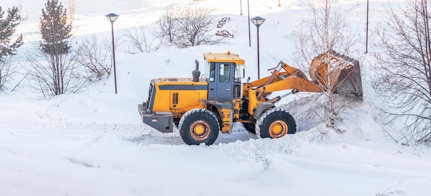 Limpeza de neve Trator abre caminho após forte nevasca