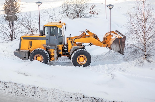 Limpeza de neve Trator abre caminho após forte nevasca