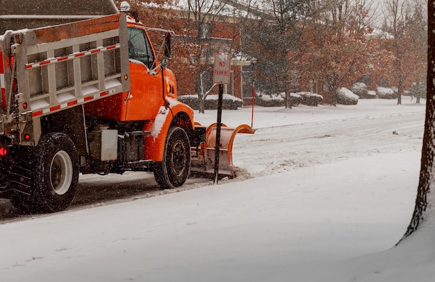 Limpeza de neve Trator abre caminho após forte nevasca