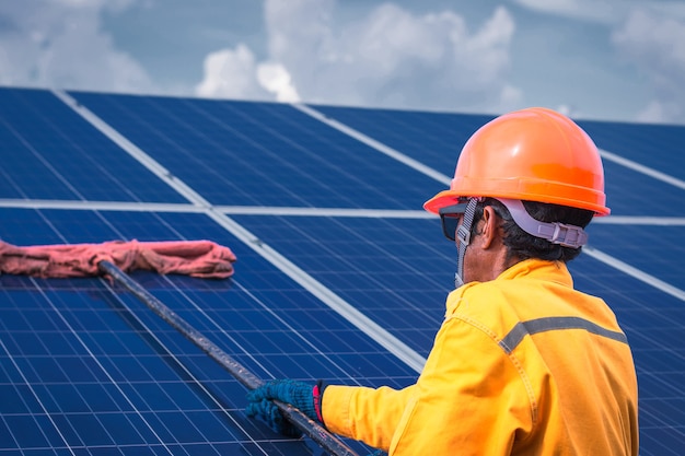 limpeza de painel solar em usina de energia solar