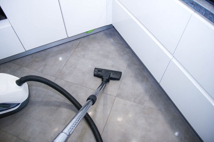 Foto limpeza de pisos de cerâmica com um aspirador de pó conceito de limpeza