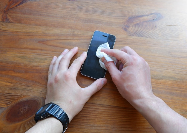 Limpeza de telefones celulares para a prevenção de doenças Covid19