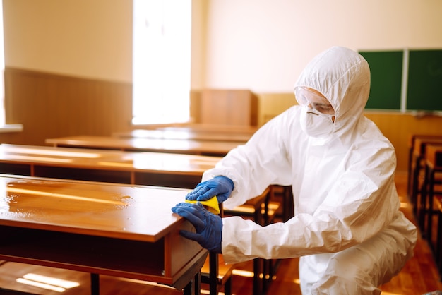 Limpeza e desinfecção da turma escolar para prevenir COVID-19.