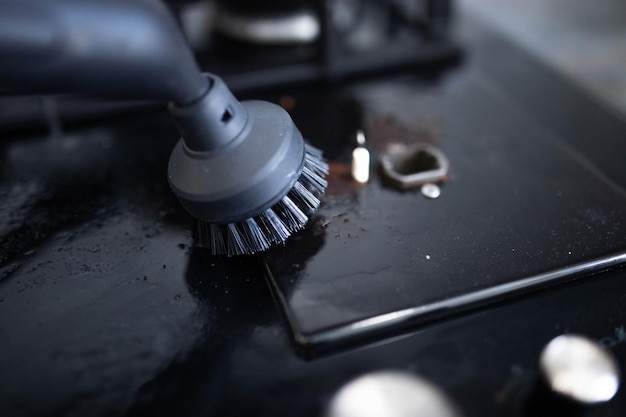 limpeza e desinfecção do apartamento com um limpador a vapor limpando o fogão