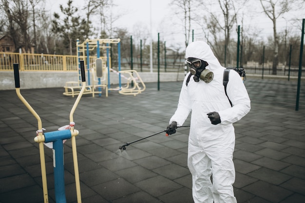 Limpeza e desinfecção no parquinho no complexo da cidade em meio à epidemia de coronavírus.