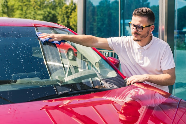 Limpeza e polimento de automóveis