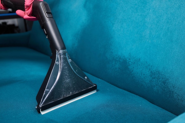 Limpeza química de sofás sujos com método de extração profissional Mobiliário estofado Limpeza precoce de primavera ou limpeza regular